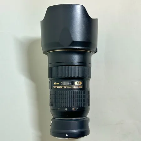 Objektiv AF-S Nikkor 24-70mm f 2,8, nanocrystal coat, serienr 553126, solskydd HB-40, adapter FTZ, filter Pro1 digital 77mm, saknar baklock Skickas med postpaket.