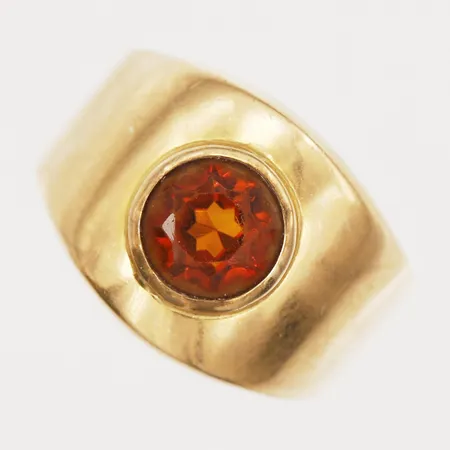 Ring med orange sten, stl 15½, tillverkad 1976 av Ekström Aktiebolag D, 18K Vikt: 3 g