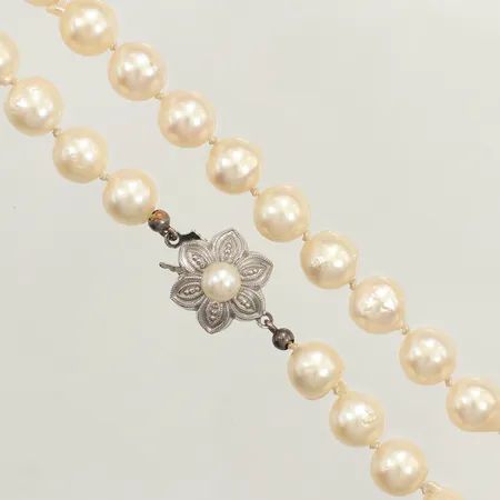 Pärlcollier, odlade pärlor ca Ø7,6mm, längd 54cm, silverlås 925/1000, del av lås i metall. Vikt: 0 g