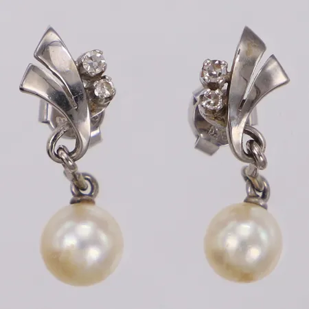 Ett par örhängen med odlade pärlor samt diamanter 2xca0,005ct, 2xca0,02ct, längd 28,7mm, bredd 0,4-8,5mm, vitguld, 18K Vikt: 3,9 g