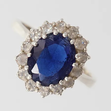 Ring med blå samt vita stenar, stl: 17, bredd 2-14mm, silver 925/1000.  Vikt: 3,9 g