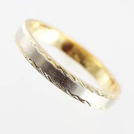 Ring, slät, vit/gulguld, stl 17¼, gravyr, 18K Vikt: 2,8 g