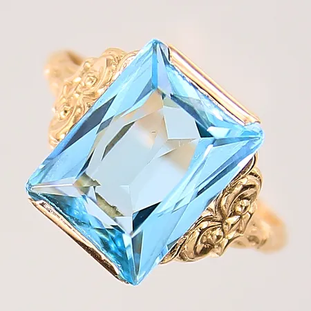 Ring med dekor samt akvamarin ca 3,70ct, stl 17, bredd 2-13mm, år 1948, 18K  Vikt: 3,3 g