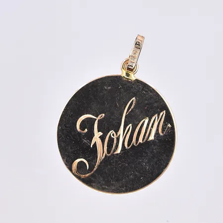 Hänge Bricka, gravyr Johan, Ø19 mm, 18K. Vikt: 1,7 g