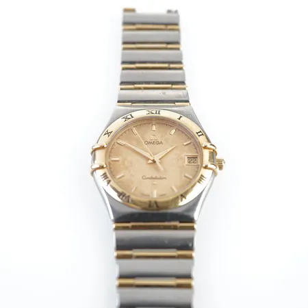 Herrur Omega Constellation, quartz, 33mm, ser nr 55980447, länk sönder, total längd 19cm, inga tillbehör, batteribyte krävs