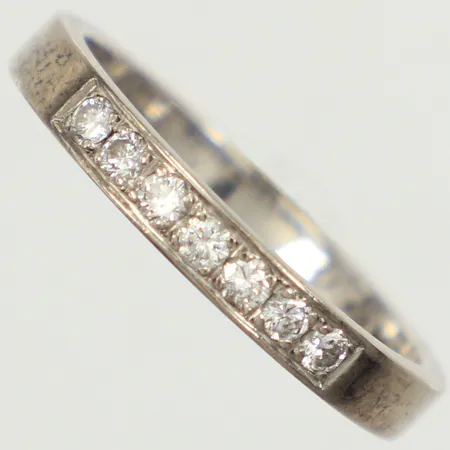 Ring halvallians med diamanter 7x ca 0,03ct totalt 0,23ct enligt gravyr, stl 18¼, bredd 3mm, vitguld, gravyr, 18K  Vikt: 4,1 g
