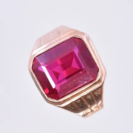 Klackring med rosa sten, stl 18½, bredd 4-14 mm, skev skena, 18K. Vikt: 6,6 g