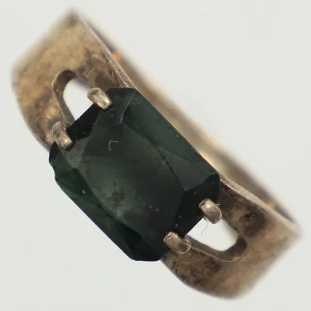 Ring, grön sten, stl 18¼, bredd 7,8mm, 835/1000 silver  Vikt: 3,9 g