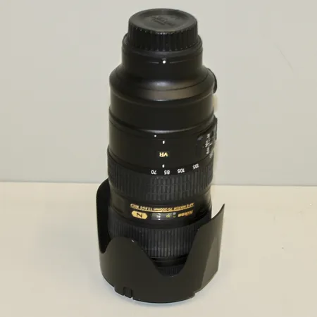 Objektiv Nikon Nikkor Lens, AF-S Nikkor 70-200mm, f/2.8G ED VR II, serienummer: 20028176, originalkartong, instruktionsbok, motljusskydd, fodral medföljer. något trög i autofokus vid testtillfälle men gick lättare och lättare eftersom. Skickas med postpaket.