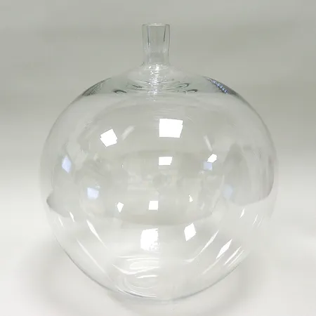 Vas Orrefors "Äpplet", signerad Ingeborg Lundin, Gallery -82, numrerad 9057515, höjd ca 36cm, Ø ca 31cm, smärre slitage, invändig beläggning förekommer. Specialfrakt, kontakta pantbankskontoret för mer information.