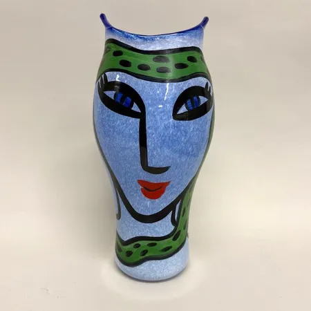 Vas, Open Minds, Ulrica Hydman Vallien, Kosta Boda, handmålat glas, höjd 35cm, signerad och numrerad 7040270, etikettmärkt Skickas med postpaket.