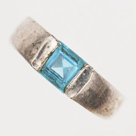 Ring med blå sten, stl 16¾, silver Vikt: 6,2 g