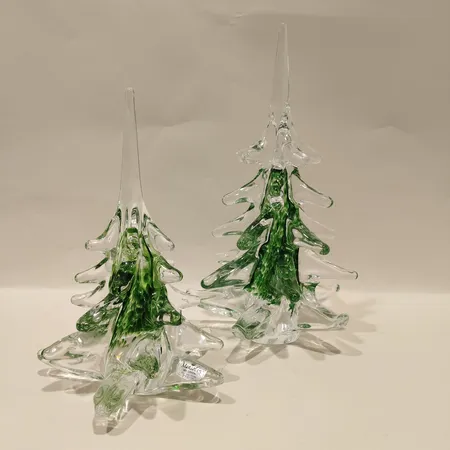 Två Figuriner granar, Marcolin, höjd 21-27cm, signerade Skickas med paket.