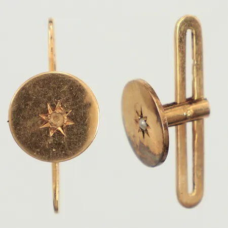 Ett par skjortknappar, Ø9,3mm, saknar en pärla, 18K Vikt: 2,6 g