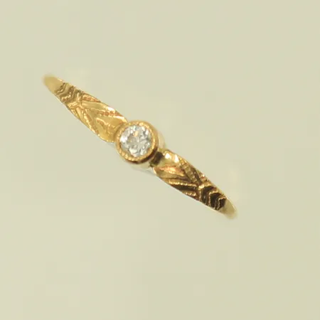 Ring med vit sten, stl 14¼, bredd 1-3mm, ojämn skena, 18K 0,7g totalt