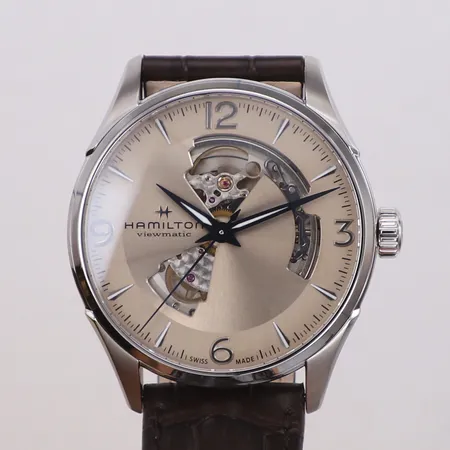 Herrur Hamilton Jazzmaster Open Heart, Ø42mm, silverfärgad urtavla, stål/borstat stål, automatisk, ref H327050, serienr Q1NKEDYZV, brunt läderband, manual, cert 2022, nyskick, originalask, ytterkartong
