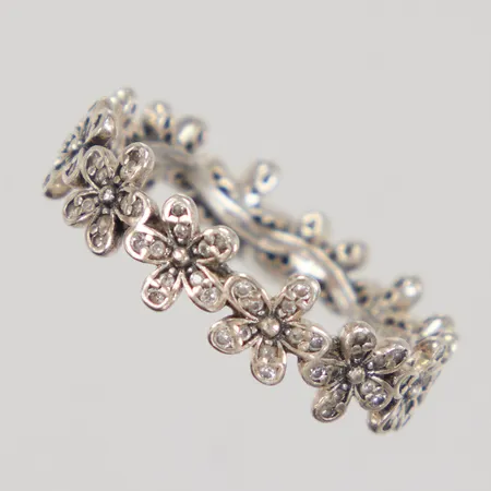 Ring, Pandora, blomkrans med vita stenar, stl 18/56, bredd ca 5,9mm, stenar saknas,  Silver 925/1000  Vikt: 2,8 g