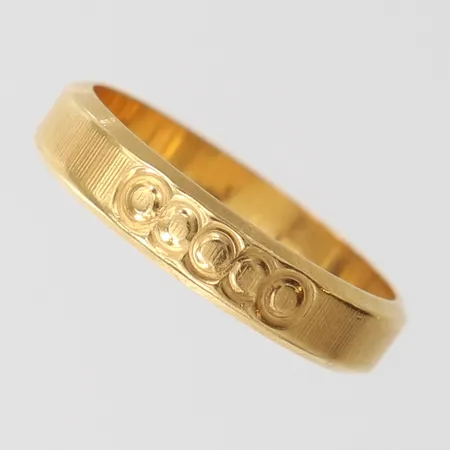 Ring med dekor, stl: 15¾, bredd 3,5mm, 18K.  Vikt: 2,4 g