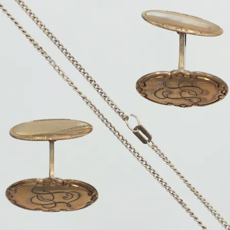 Ett par manschettknappar, monogramgravyr, en kedja, defekt, silver Vikt: 9 g