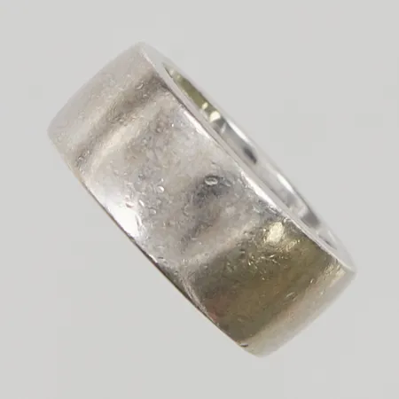 Ring vitguld, graverad, Ø ca 17¾-18, bredd:9,4mm, 18K, 23,9g.