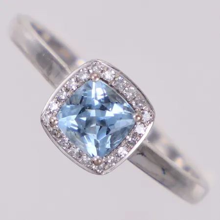 Ring med ljusblå topas och åttkantslipade diamanter ca 0,10ctv, stl 18, bredd 7,5mm, GHA, vitguld 18K Vikt: 3 g