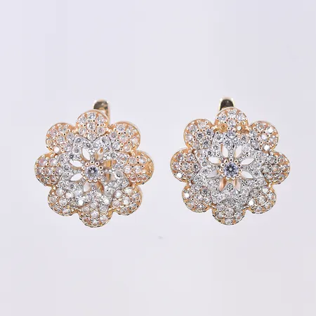 Ett par örhängen med vita stenar, Ø15 mm, 3 stenar saknas, 18K. Vikt: 4,4 g