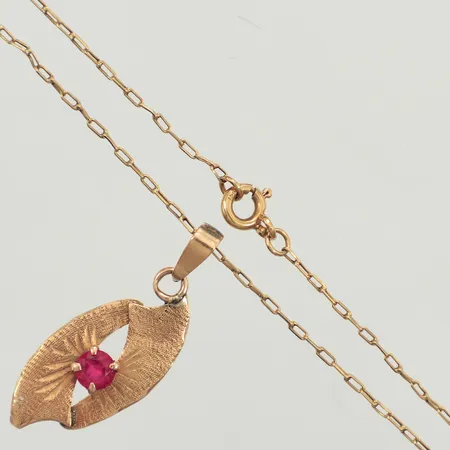 Kedja Ankar, längd ca 56cm, bredd 0,8mm, integrerat hänge med röd sten 14K, längd 28mm inklusive ögla, bredd 10,8mm, defekt lås, skadat hänge, 14K/18K Bruttovikt 3,2g