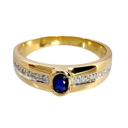 Ring, 18K guld, Safir 3x4 mm, Diamanter 14 x 0,003ct, Guldfynd (GFAB), Ø19½ mm, bredd 2,5 - 6 mm, fint skick, stenar utan anmärkning Vikt: 3,8 g