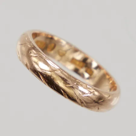 Ring, mönsterdekor, stl 18¼, bredd 4,4mm, spår av gravyr, 18K Vikt: 6 g