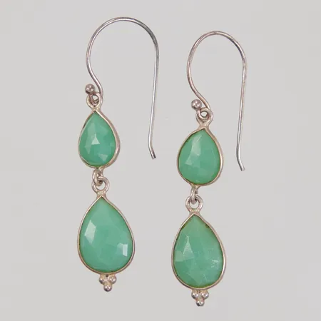 Ett par örhängen, droppformade gröna stenar, längd 45mm, bredd ca 8- 9,3mm, ostämplad Silver  Vikt: 3,5 g
