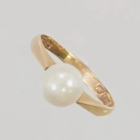 Ring med pärla, Ø15, bredd: 6,8mm, 18K, 2,2g.