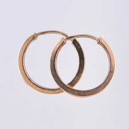 Ett par örhängen, Ø11 mm, bredd 1 mm, 18K. Vikt: 0,6 g