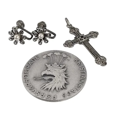 Diverse silverföremål, bl.a. Örhängen, ett par, skruvmodell Vikt: 19,6 g