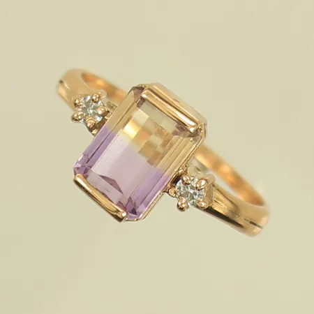 Ring med gul/lila sten och diamanter, 2 st x ca 0,01ct, stl 17¾, bredd 4-10mm, 18K, 3,6g brutto