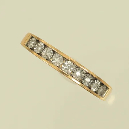 Ring med vita stenar, stl 17½, bredd 1,5-3,5mm, 18K, 2,3g Vikt: 2,3 g