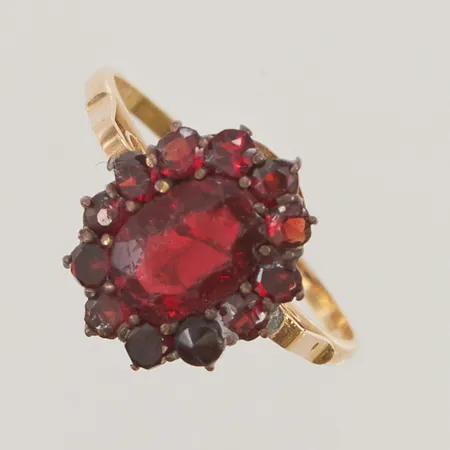Ring med granater, skador finns, Ø19,5, bredd: 14,7mm, 18K 3,2g.
