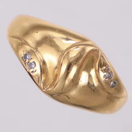 Ring med vita stenar, stl 19¾, bredd 1,8-9,7mm, skevheter, 18K Vikt: 4,1 g