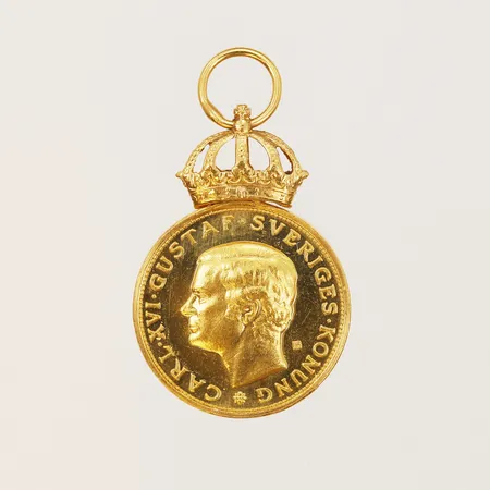 Medalj Carl XVI Gustaf Sveriges konung - För nit och redlighet i rikets tjänst, längd 27mm inklusive ögla, bredd 15mm, krona och ögla i 18K, gravyr, 23K Vikt: 4,1 g