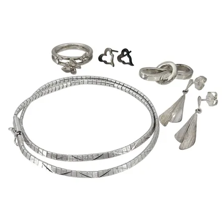 Silversmycken, bl.a. Halsband, längd 38,5 cm, Ring "Fjärilar", vit sten, Ø17½ mm (tillverkarstämpel SPJ), Örhängen, längd 36 mm Vikt: 28,4 g