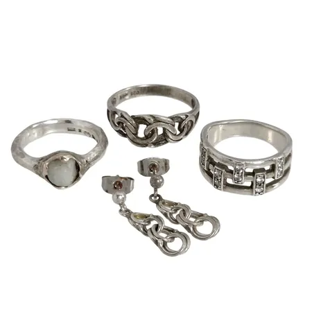 Silversmycken, Ringar & Örhängen Bismarck, ringar Ø16¾-18,0 mm, 2 ringar tillverkade av Guldsmed Rolf Nilsson Kristianstad, en ring med gravyr Vikt: 14,1 g