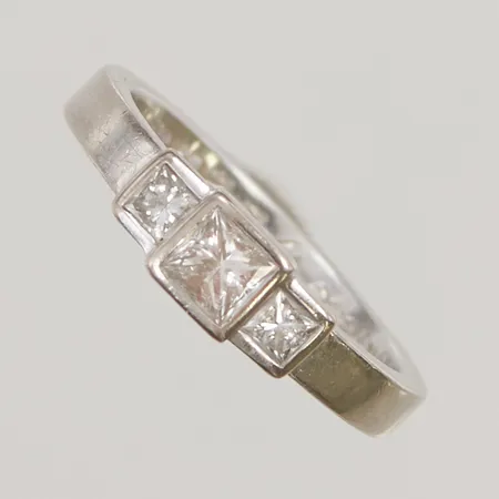 Ring, graverad, vitguld med 3st prinsesslipade diamanter totalt 0,50ct, Ø17, bredd: 5mm, 18K 5,7g.