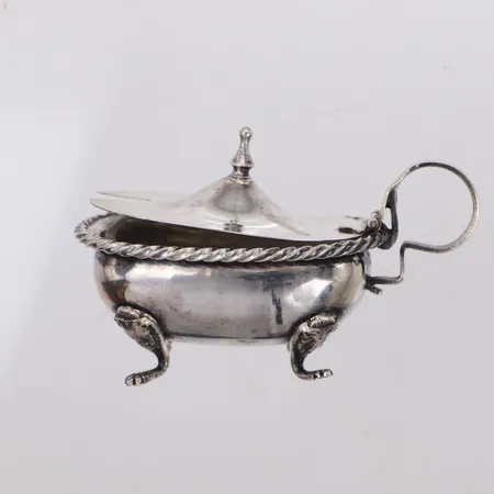 Saltskål, längd 75mm, höjd 40mm, glasinsats, lätt skev, 800/1000 silver Vikt: 43,1 g