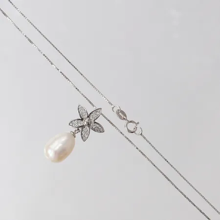 Collier med hänge med stenar och pärla, längd 44,5cm, 0,5-14mm, Silver 925/1000.  Vikt: 4,2 g