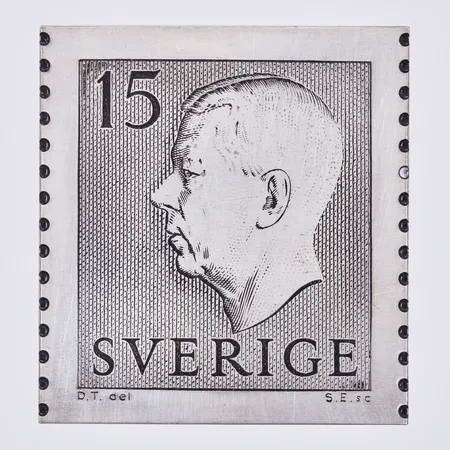 Plakett frimärke, längd ca 3,7cm, bredd ca 34mm, Nr 382/3000, 925/1000 silver  Vikt: 20,1 g