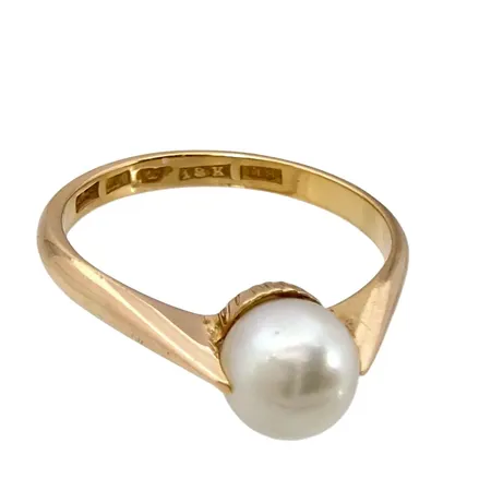 Ring, 18K guld, odlad Pärla Ø 6 mm, tillverkarstämpel AG, Malmö 1938, svensk kontrollstämpel, Ø17¾ mm, skenans bredd 1,5 - 2,3 mm Vikt: 3 g