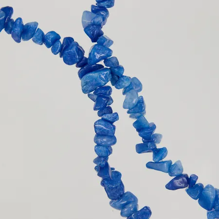Collier av blå chips-pärlor, längd ca 88cm, bredd ca 11mm, inget lås.