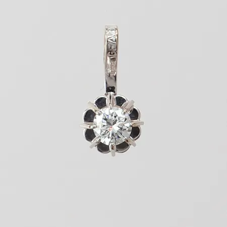 Hänge med briljantslipad diamant 1 x 0,14ct enligt gravyr, Kvalité ca W(H)/SI, 11x5,5mm ink ögla, GFAB, vitguld 18K.  Vikt: 0,4 g