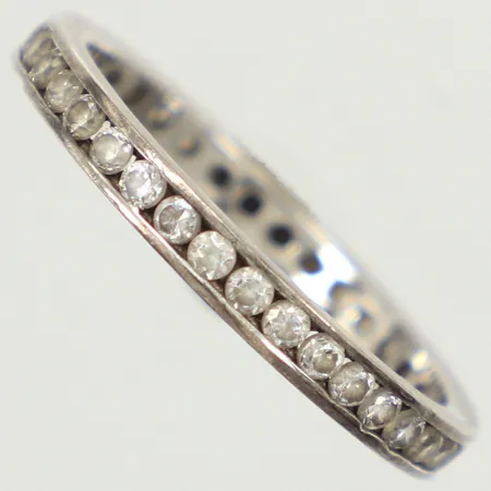 Ring helallians med vita stenar, stl 18½, bredd 2,5mm, 925/1000 silver  Vikt: 1,8 g