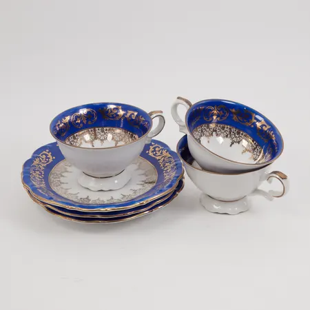 3 Mockakoppar med 3 fat, Bareuther Waldsassen Bavaria, höjd 4,9cm, Ø 11,5cm, porslin målat i mörkblå färg och guldfärgad dekor, slitage Skickas med paket.
