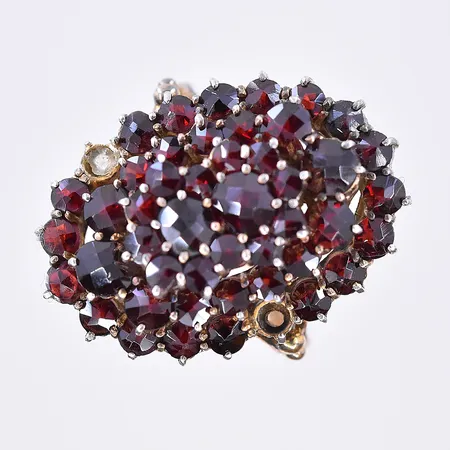 Ring med troligen granater, stl 18½, bredd 3-27 mm, sten fattningen i silver, 2 stenar saknas, 18K. Bruttovikt 7g.